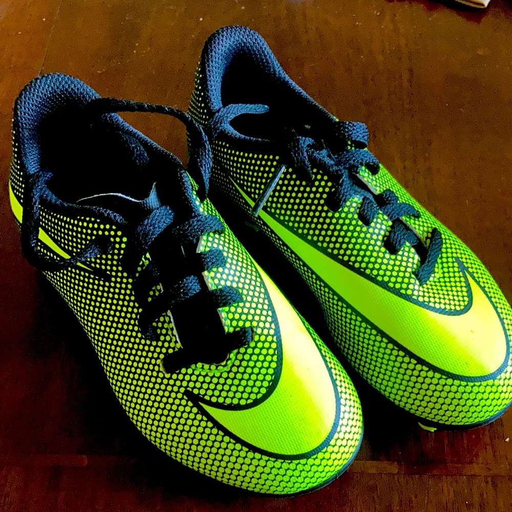 Nike kids soccer shoes like green size 10